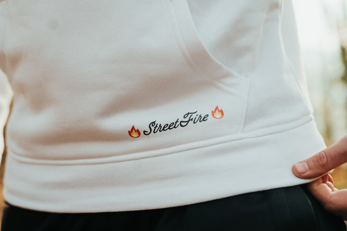 Felpa StreetFire® - Fit Classico BIANCA (Logo Colorato)