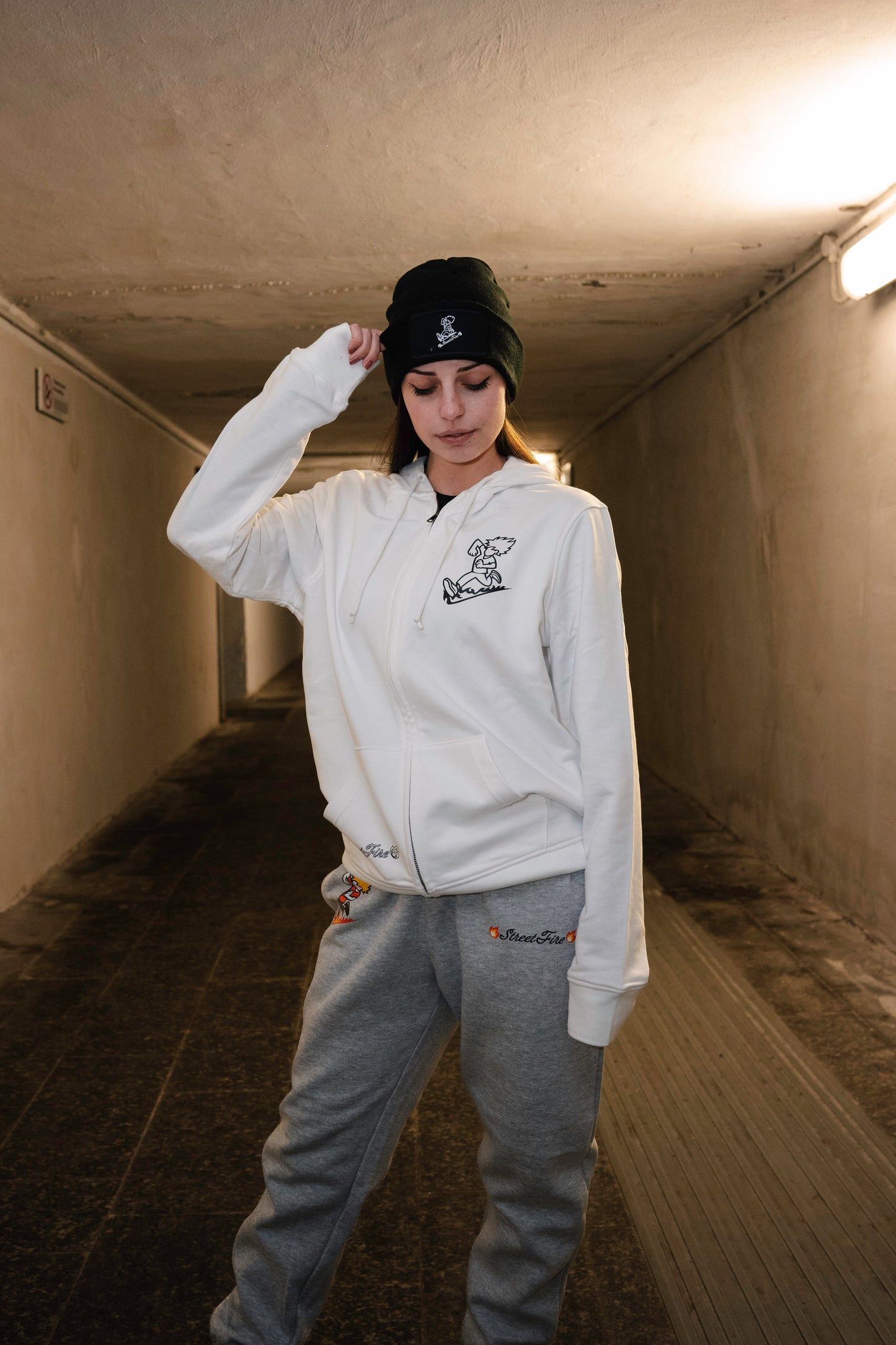 Felpa con Zip  (Bianca Logo NO color)