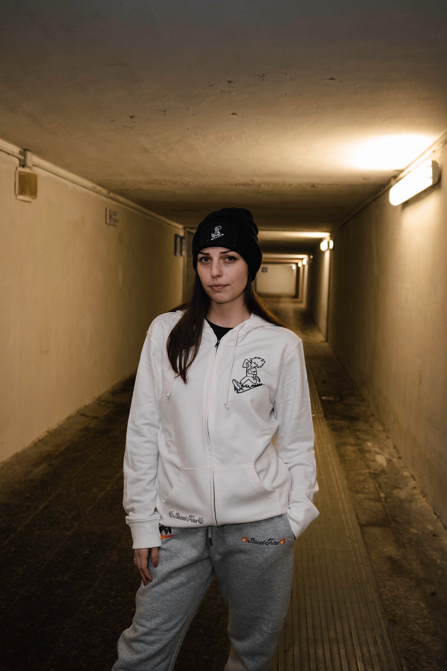 Felpa con Zip  (Bianca Logo NO color)